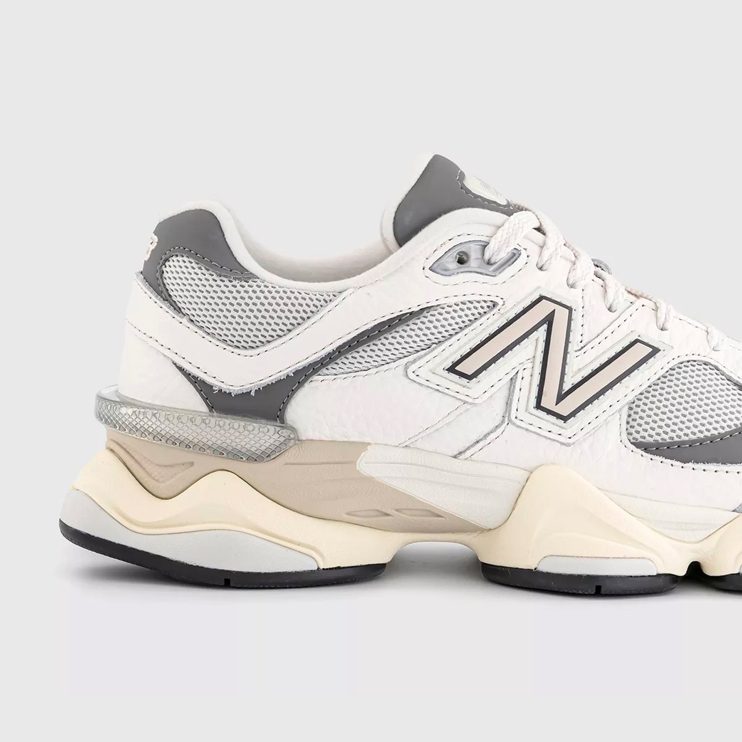 New Balance 9060 – Chunky Retro-Futuristic Sneakers (Unisex)