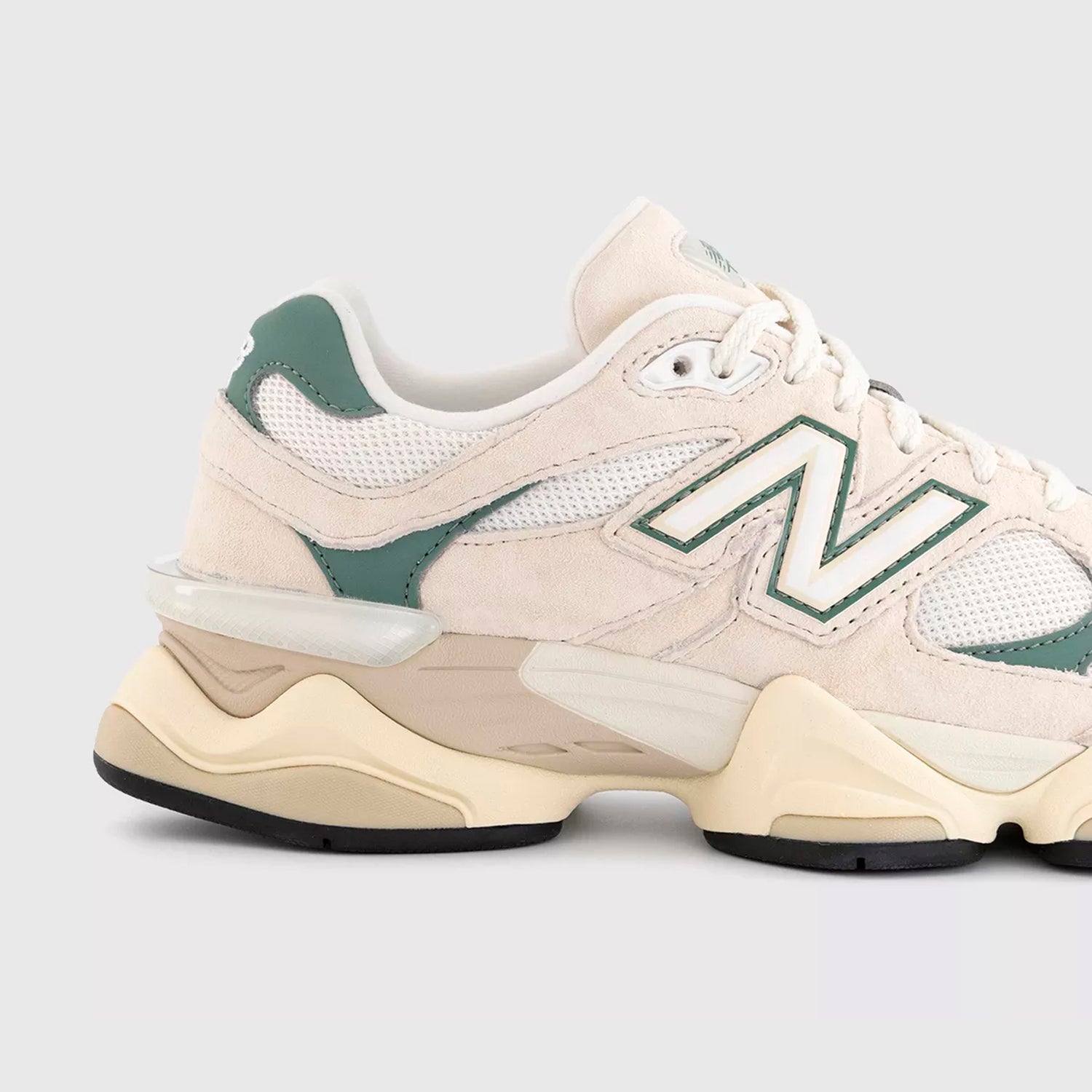 New Balance 9060 – Chunky Retro-Futuristic Sneakers (Unisex)